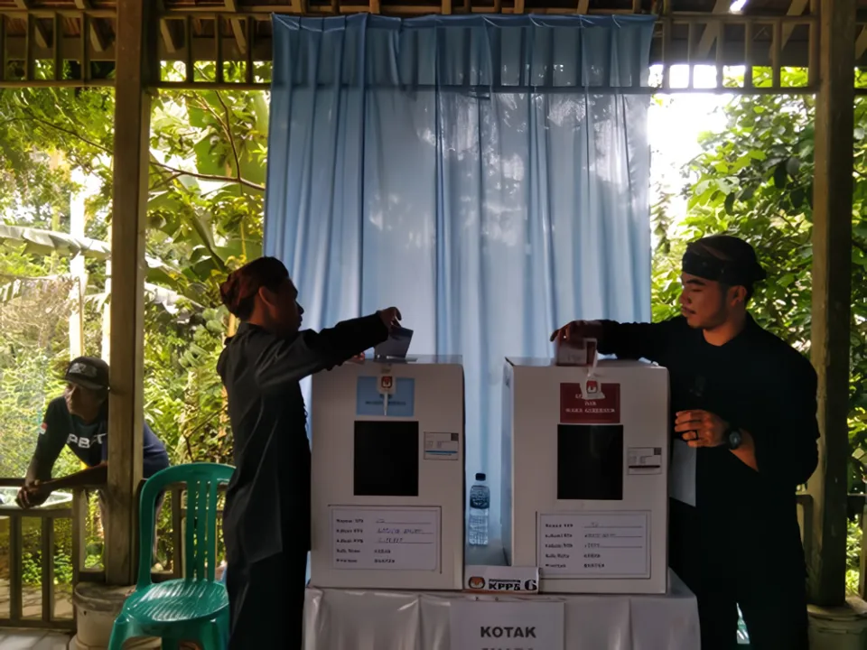 The Kasepuhan Indigenous Peoples exercise their right to vote, November 2024. (Credit: Dika Setiawan/AMAN)